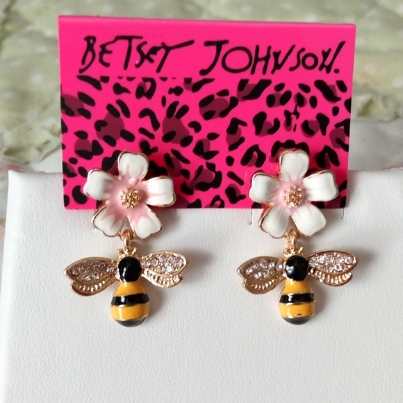 Betsey Johnson Jewelry - 🆕 🐝 Honeybee Earrings